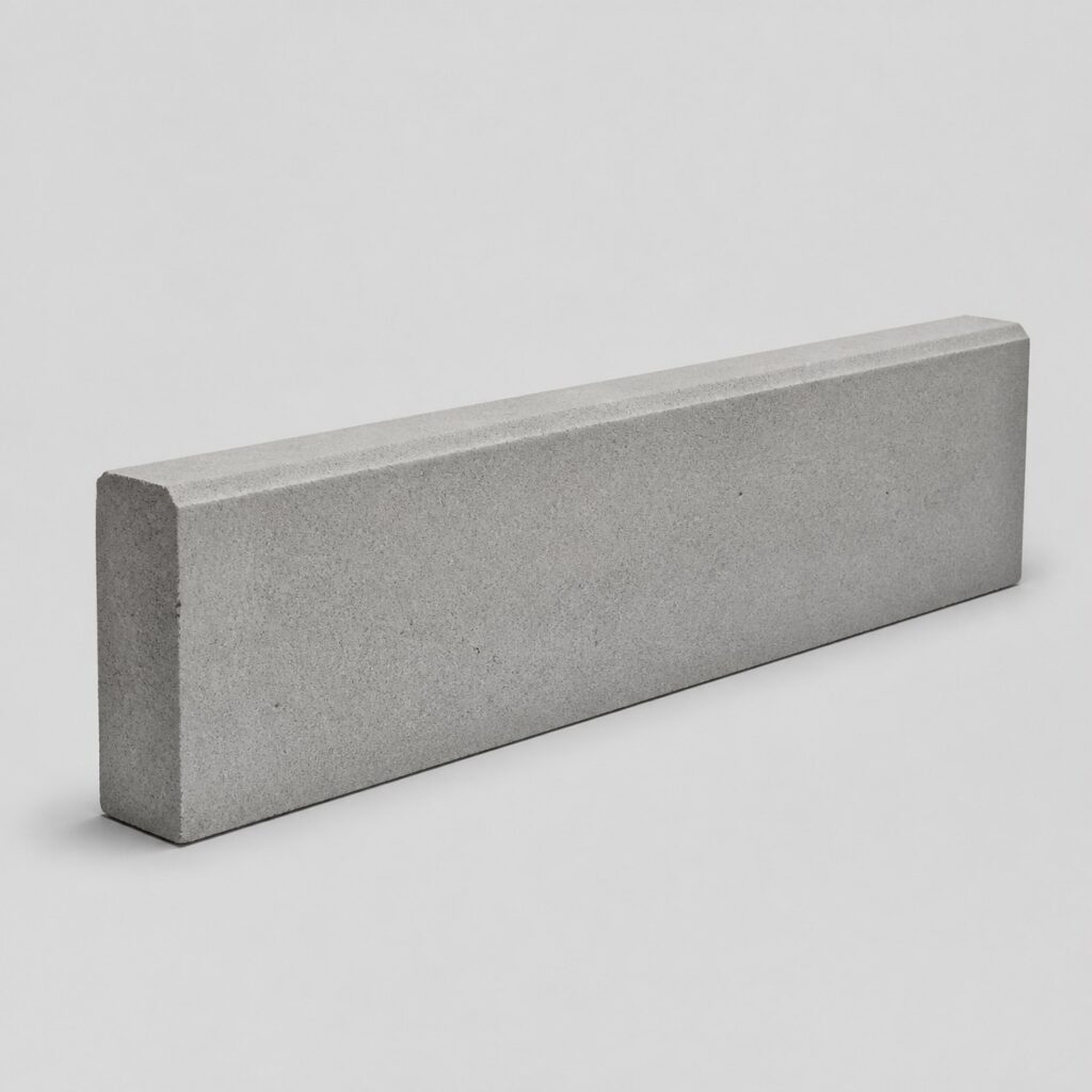 Élément de bordure de jardin en béton gris sur fond clair
