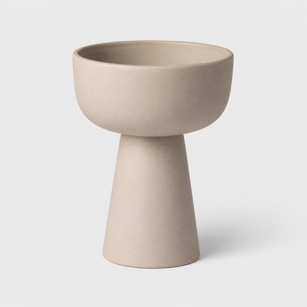 Cache-pot sur pied en grès beige, vasque ronde et pied conique, sur fond clair