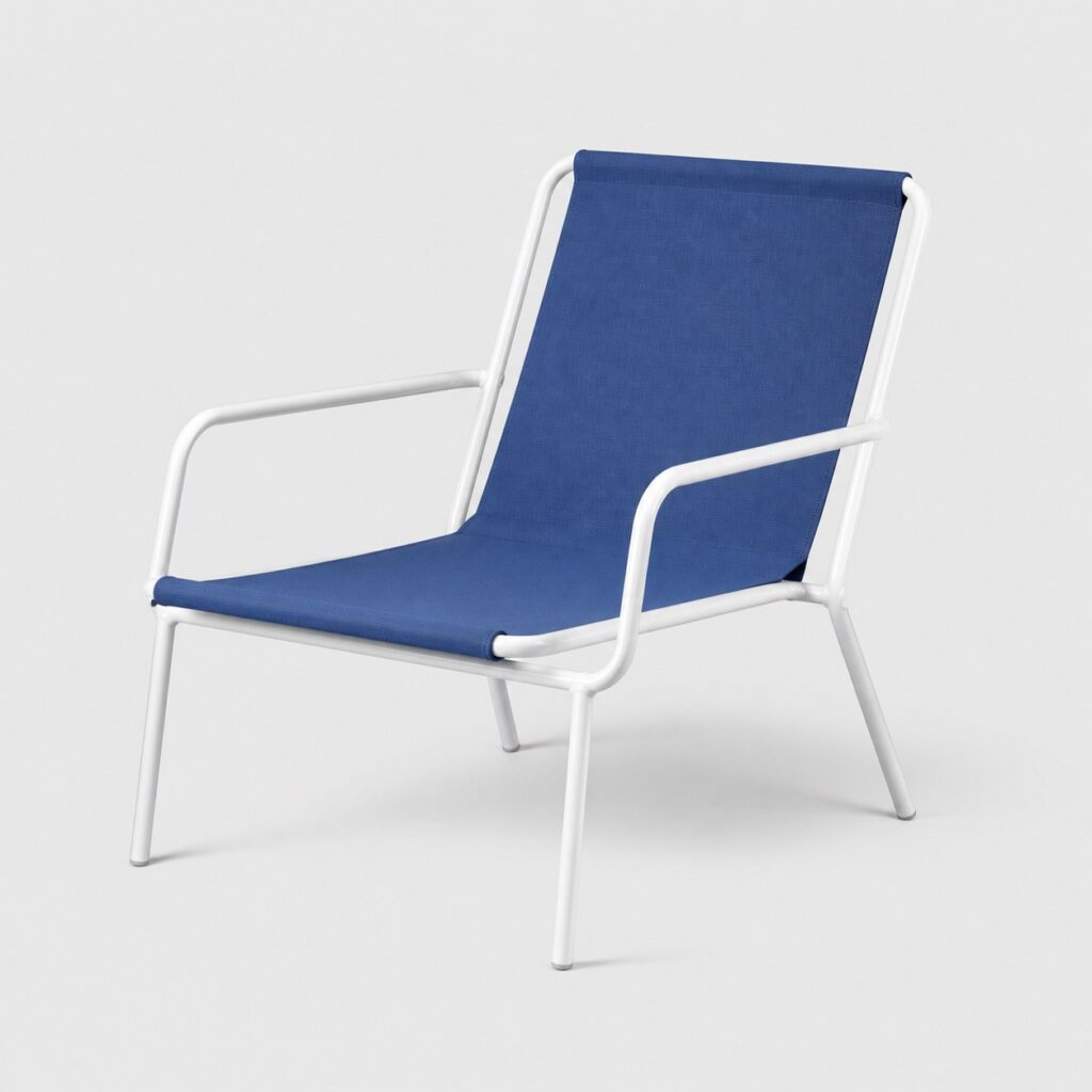 Fauteuil de jardin économique à toile bleue et structure blanche, fond neutre